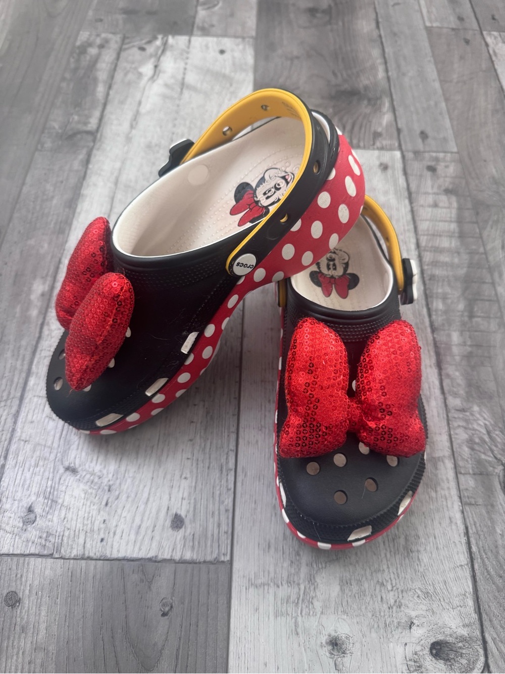 Crocs Minnie Mouse Black & Red Sequin Bow Clogs Disney W 10 Women’s